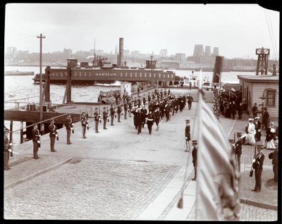 Ansicht von Prinz Louis von Battenberg bei seiner Ankunft auf Governors Island mit Konteradmiral Robley Evans während seines Besuchs in New York, 1905 von Byron Company